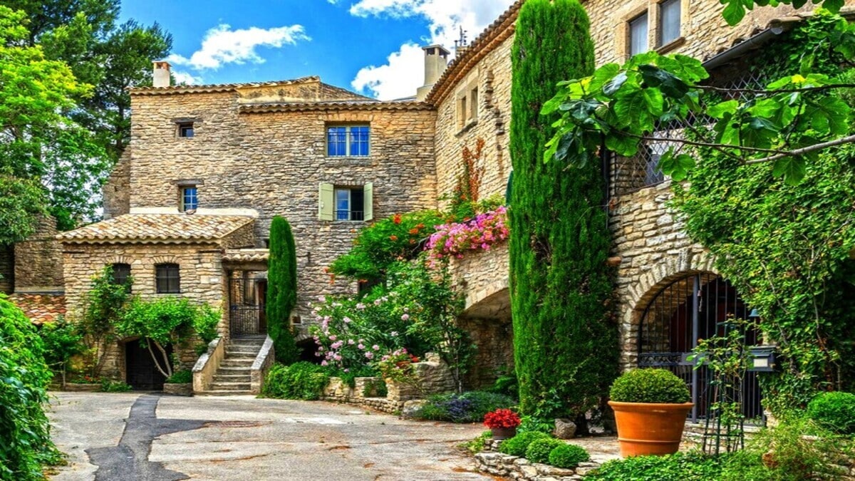 Ce village perché de Provence est le secret le mieux gardé du Luberon, loin des foules
