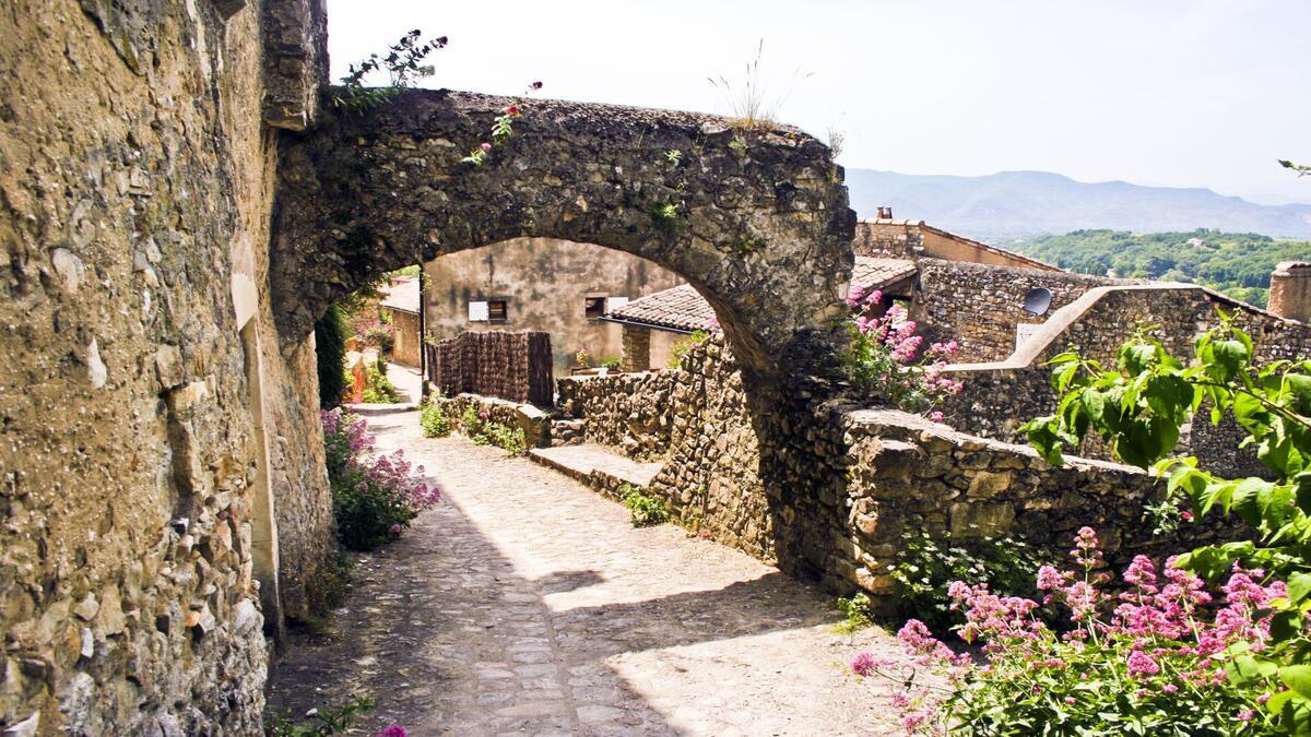 La Drôme abrite un plus beau village de France perché, offrant une vue incroyable sur la vallée du Rhône
