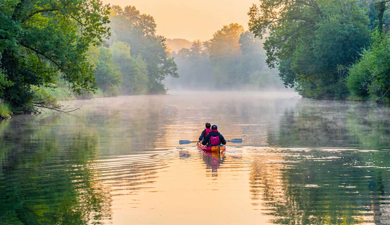 Explorer la nature intacte de la bourgogne en kayak