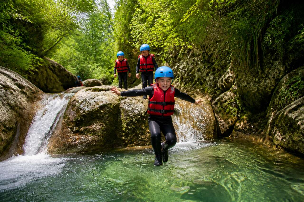 Canyoning pour enfants : à partir de quel âge commencer ?