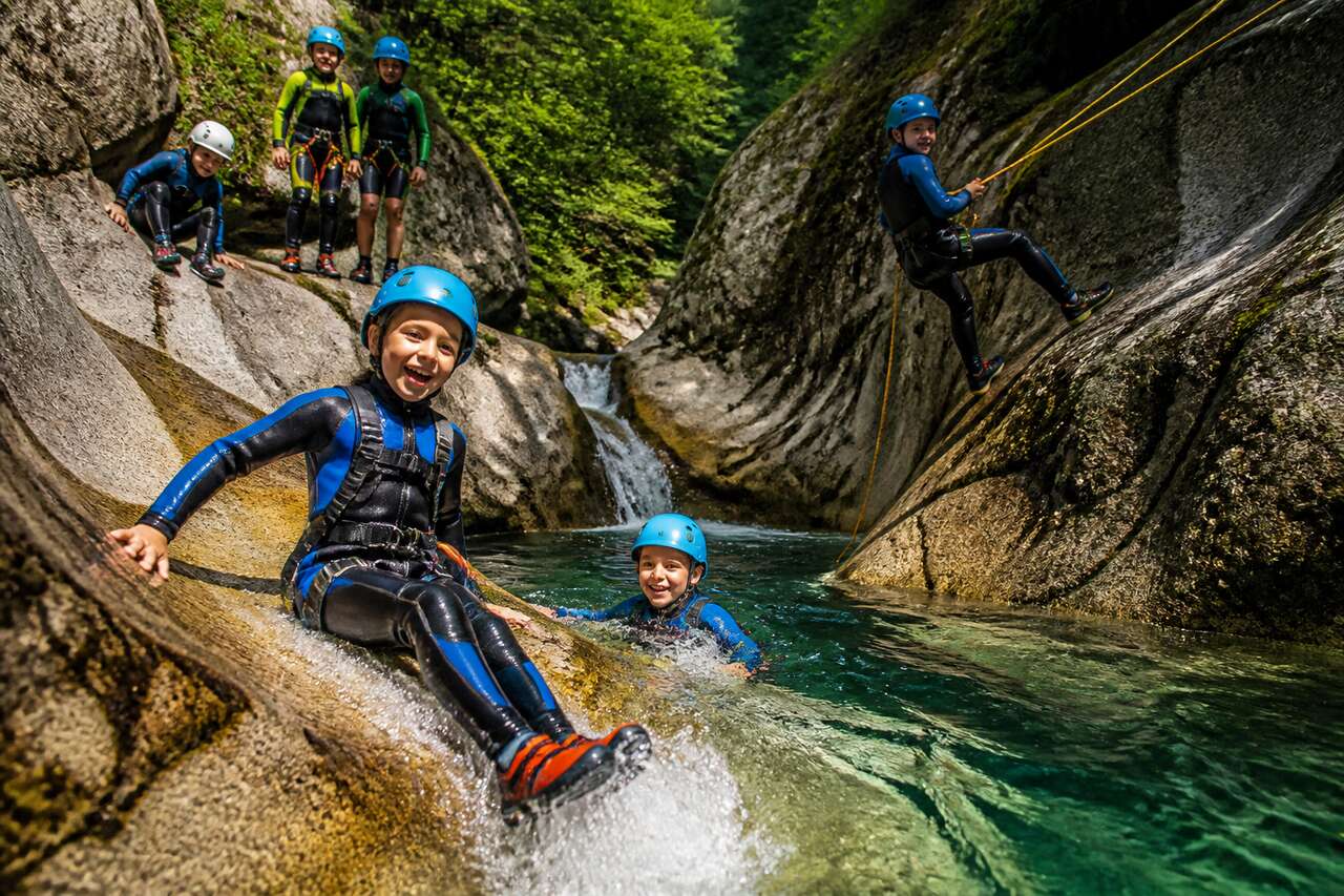 Toboggans, sauts, rappels: âges minimums et règles de prudence Toboggans, sauts, rappels: âges minimums et règles de prudence
