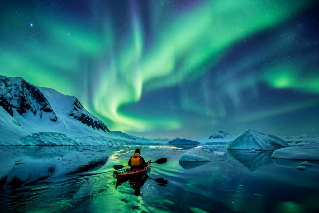 À la recherche des aurores australes : exploration nocturne en kayak en antarctique