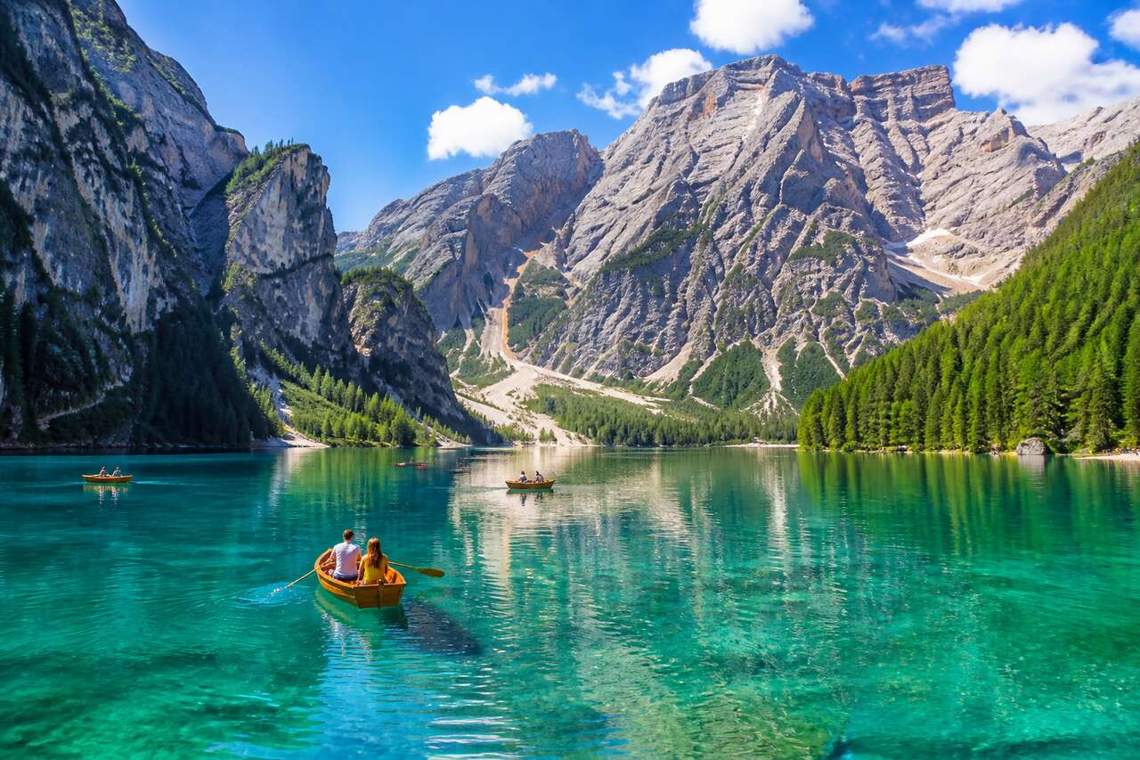 Randonnée et légendes : explorez en kayak le mystique Lago di Braies