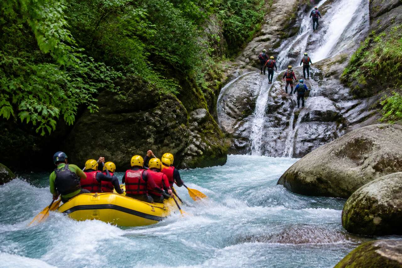 Mode de progression: embarcation en rafting, parcours mixte en canyoning Mode de progression: embarcation en rafting, parcours mixte en canyoning
