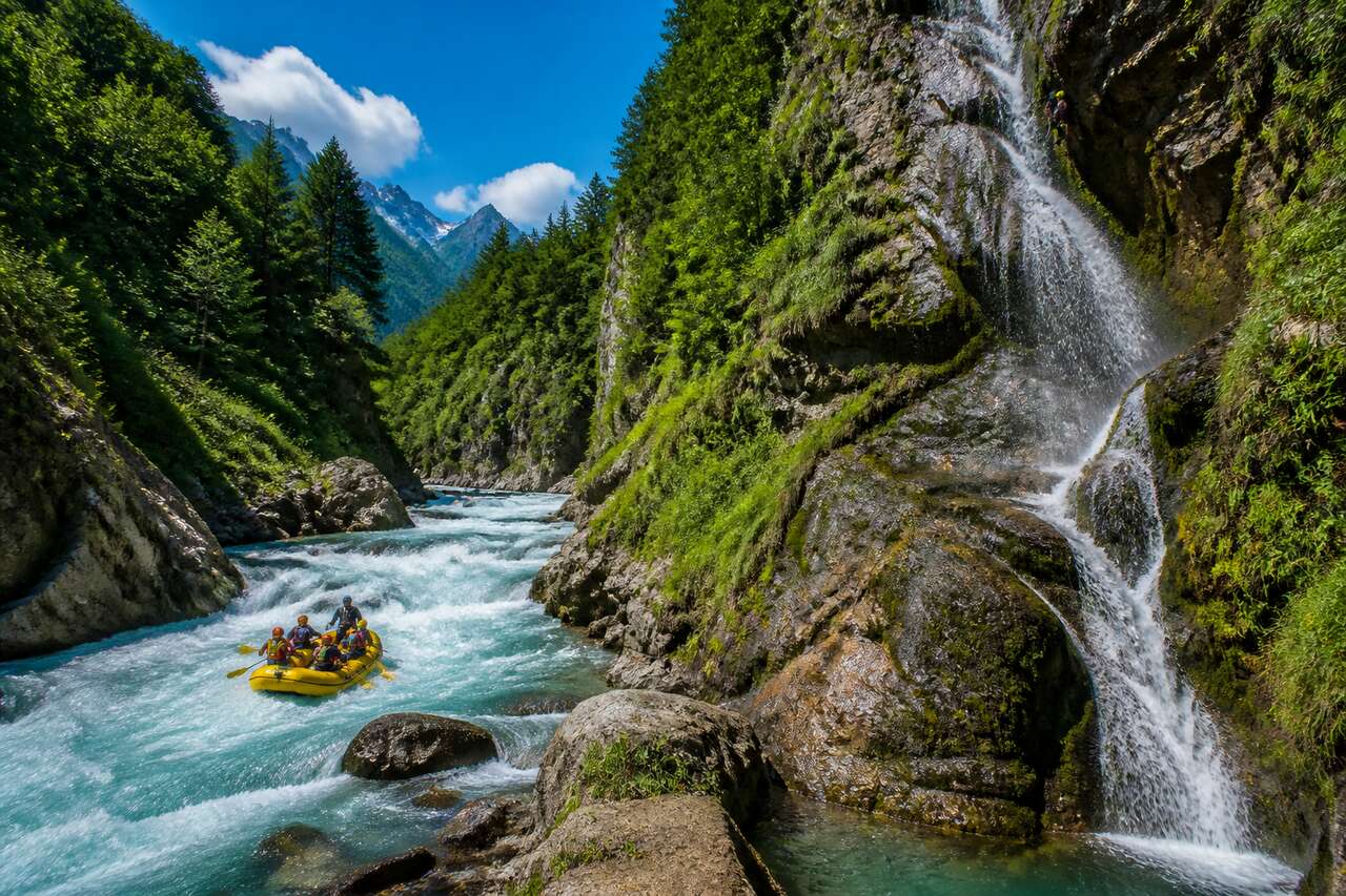 Terrain et environnement: rivière de rapides vs gorges et cascades Terrain et environnement: rivière de rapides vs gorges et cascades