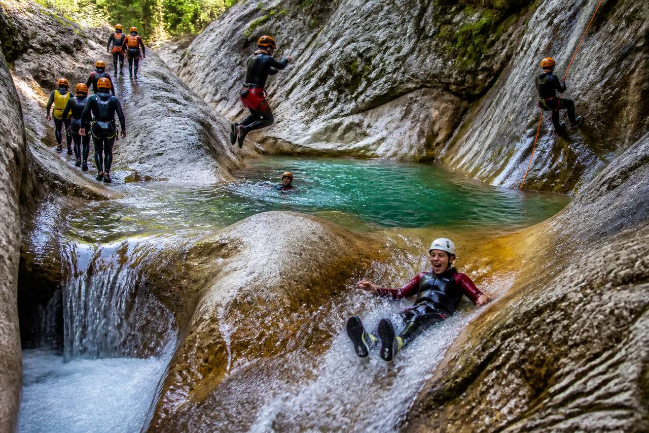 Le principe d’une descente: marcher, nager, sauter, glisser, descendre en rappel Le principe d’une descente: marcher, nager, sauter, glisser, descendre en rappel