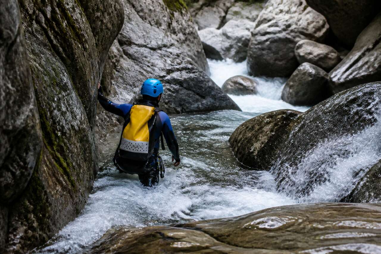Dangers du canyoning: ce qui peut mal tourner et comment on réduit le risque Dangers du canyoning: ce qui peut mal tourner et comment on réduit le risque