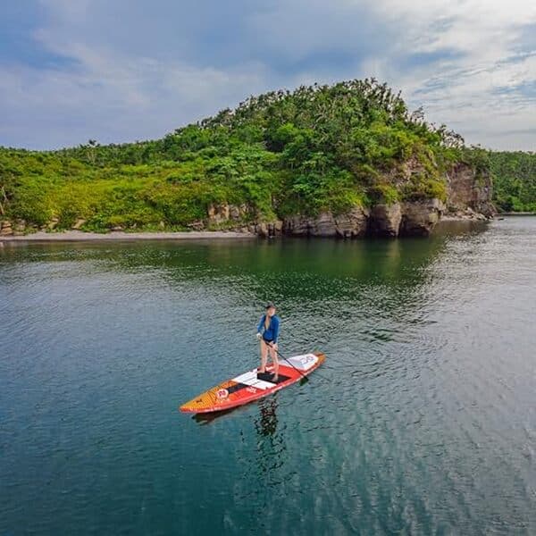 Découvrez notre avis complet sur la planche de sup ZRAY R1 Racing : performances, design et polyvalence pour tous les niveaux de riders