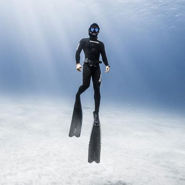Découvrez notre test complet de la combinaison de pêche apnée sEAC Black Shark en néoprène 5 mm : performance, confort et durabilité pour vos sessions de chasse sous-marine.
