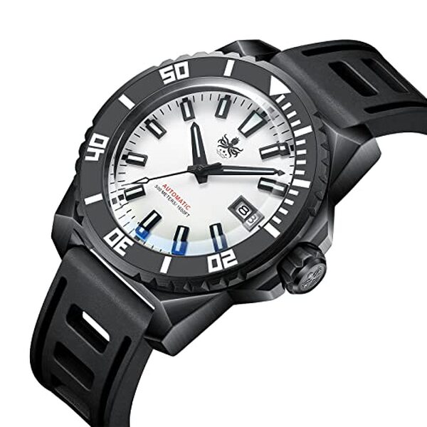 Découvrez notre avis détaillé sur la montre Phoibos Leviathan 45 mm, une montre de plongée automatique alliant élégance et performance sous-marine pour les amateurs de plongée.