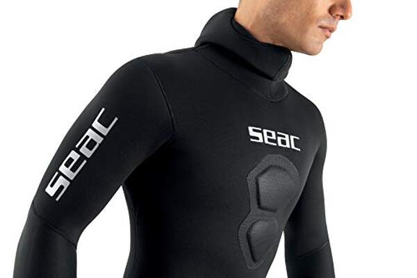 Découvrez notre test complet de la combinaison Seac Royal 5 mm : performances, confort et durabilité pour la plongée en apnée. Avis détaillé et conseils d'achat.