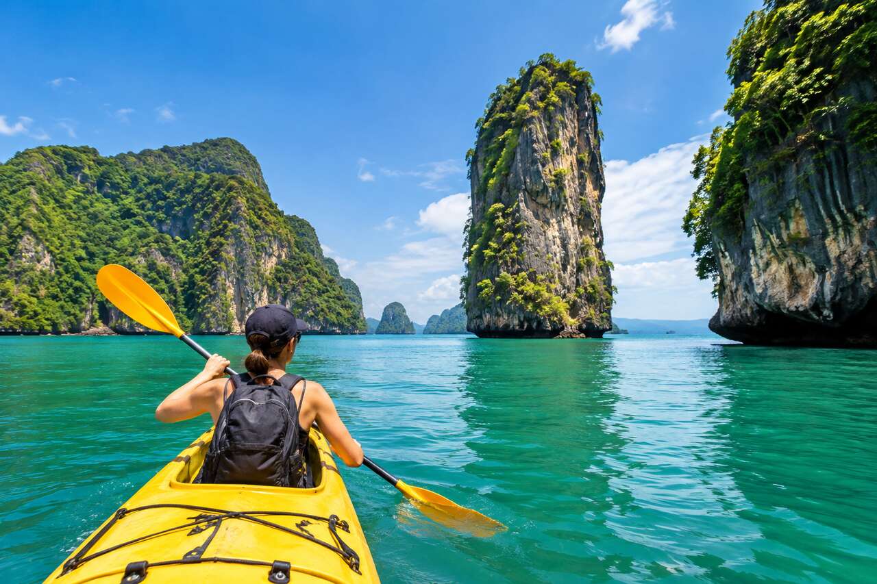 Naviguer parmi les formations karstiques : une aventure en kayak dans la baie de Phang Nga
